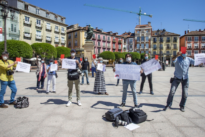 Los informadores gráficos de Burgos se concentraron en la Plaza Mayor en defensa del derecho de información. / Santi Otero