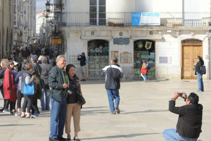 Unos turistas se fotografían en la plaza del Rey San Fernando.-ISRAEL L. MURILLO
