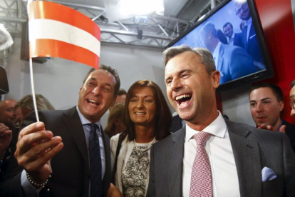 El candidato presidencial, Norbert Hofer (a la derecha), y el líder del FPO, Heinz-Christian Strache, celebran la victoria en la primera vuelta.-REUTERS / HEINZ-PETER BADER