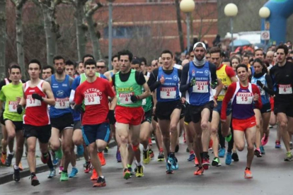 Un momento de la salida de la carrera absoluta del año pasado en Villasana de Mena-ECB