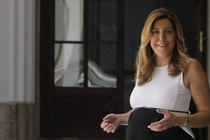 La presidenta de la Junta de Andalucía, Susana Díaz, en los pasillos del palacio de San Telmo, antes de dar a luz a su hijo.-Foto:   EFE / JOSÉ MANUEL VIDAL
