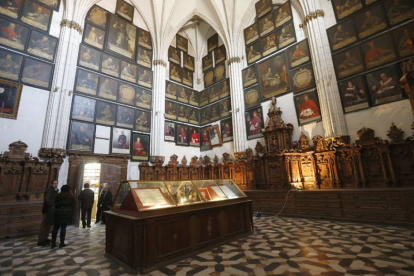 La capilla de Santa Catalina con la cuadreria de retratos de los obispos de la ciudad-Raúl G Ochoa