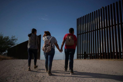 La cadena estadounidense Fox también reveló que el ICE liberó a más de 500 inmigrantes en Texas y Nuevo México para evitar que estas familias superaran el tiempo de detención.-REUTERS