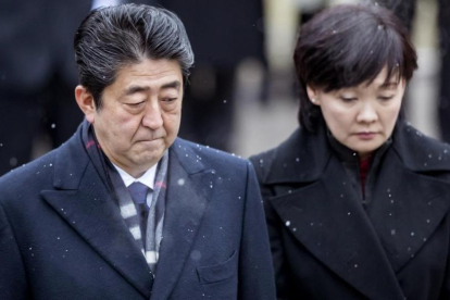 El primer ministro japonés, Shinzo Abe, y su esposa, Akie Abe, juntos en un acto en Lituania en enero del 2018-LIUSJENAS KULBIS (AP)