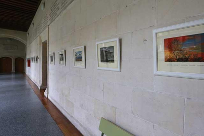 Los versos de Tino Barriuso acompañan veinte fotografías de Ángel Herraiz colgadas en el claustro del Mendoza.-Raúl Ochoa