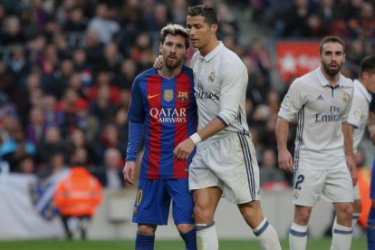 Messi y Cristiano Ronaldo, en un partido de Liga de la pasada temporada.-MARC CASANOVAS