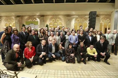 Las familias de la Asociación Síndrome de Down Burgos posan con miembros de ‘Campeones’ y autoridades.-RAÚL G. OCHOA