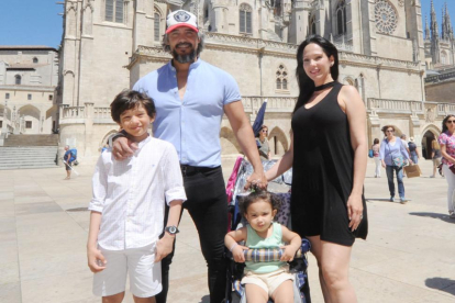 Carlos junto a sus mujer y sus hijos frente a la Catedral de Burgos.-ISRAEL L. MURILLO