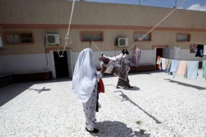 Una mujer tiende la ropa en una cárcel de Trípoli, en Libia.-REUTERS