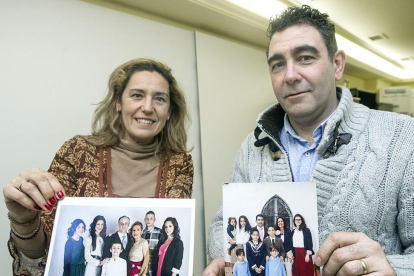 Yolanda Medina y Jose Quintanilla posan con las fotos de sus respectivas familias-ISRAEL L. MURILLO
