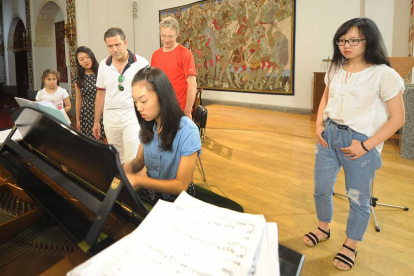 Wen Ya Tang toca el piano observada por, de i. a d., Bakenova Amina, Shuyi Chen, Adam Kent, John Martin y Shuyi Chen.-Israel L. Murillo