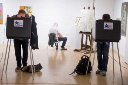 Electores depositan su voto en un museo de Chicago, este martes.-AFP / TASOS KATOPODIS