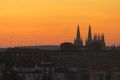 Las agujas de la Catedral marcan la línea de cielo de la ciudad de Burgos. DARÍO GONZALO