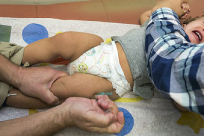 Un pediatra vacuna a un niño contra el sarampión, el pasado enero en Northridge (California).-AP / DAMIAN DOVARGANES