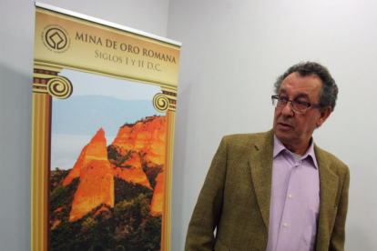 El arqueólogo Javier Sánchez Palencia, durante la conferencia con motivo de la celebración del 18 aniversario del paraje de Las Médulas como Patrimonio de la Humanidad-Ical