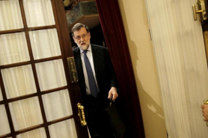 Mariano Rajoy entra al hemiciclo de Congreso, durante el pleno de este miércoles.-JOSÉ LUIS ROCA