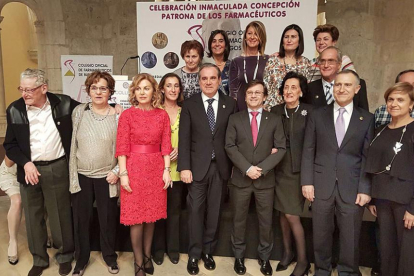 Foto de familia en la celebración de la patrona de los farmacéuticos.-ECB