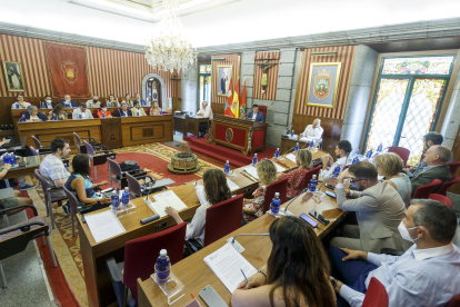 Un momento de un Pleno municipal en el Ayuntamiento de Burgos. SANTI OTERO