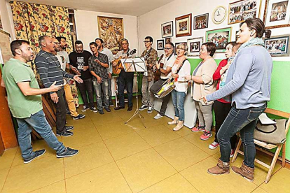 Los miembros de la agrupación carnavalesca durante uno de los ensayos en la Casa de Andalucía.-