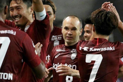 Iniesta y sus compañeros del Vissel Kobe celebran el triunfo sobre el Kashiwa Reysol.-EFE