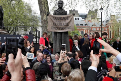 Decenas de personas se fotografían con la nueva estatua de la Plaza del Parlamento, que representa a la líder del movimiento sufragista Millicent Fawcett.-/ ADRIAN DENNIS (AFP)