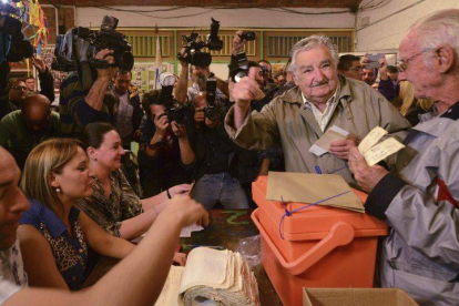 El presidente saliente, José Mujica, deposita su voto en Montevideo.-Foto: REUTERS / CARLOS PAZOS