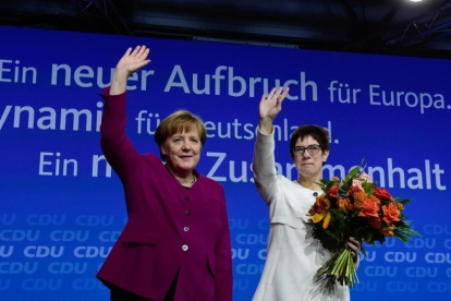 Merkel, con la nueva secretaria general de la CDU, Annegret Kramp-Karrenbauer, durante el Congreso, este lunes 26 de febrero.-AFP / TOBIAS SCHWARZ