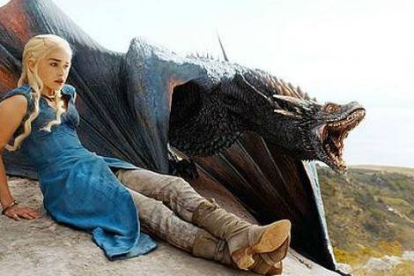 Daenerys Targaryen, con su dragón, en una escena de la quinta temporada de 'Juego de tronos'.-