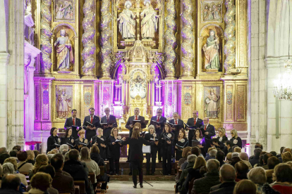 La Coral Canticorum durante su actuación en la iglesia de San Cosme y San Damián. SANTI OTERO