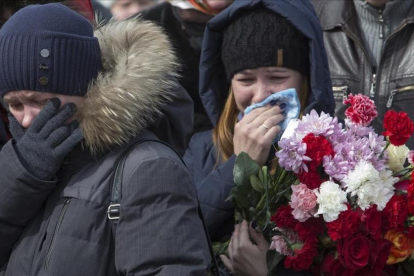 Familiares de dos niños y su abuela fallecidos en el incendio, en el funeral oficiado en Kémerovo (Siberia occidental), el 28 de marzo.-/ AP / SERGEI GAVRILENKO