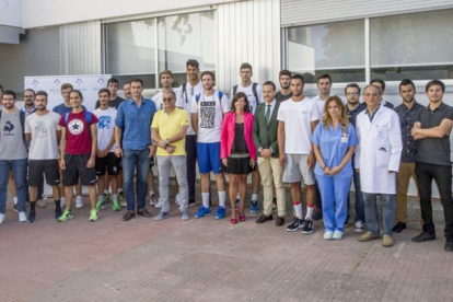 Foto de familia del San Pablo Burgos formada por jugadores, cuerpo técnico, directiva y colaboradores, ayer.-ISRAEL L. MURILLO