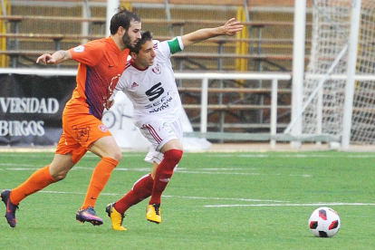 Cerezo y Pablo Castilla pugnan por un balón en el encuentro de la primera vuelta disputado en San Amaro.-ISRAEL L. MURILLO