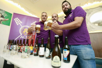 Miembros de la asociación brindan por el buen desarrollo del evento.-RAÚL G. OCHOA