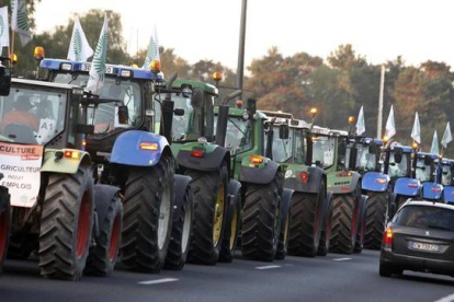 Centenares de tractores, en dirección hacia París, este jueves.-AP / THIBAULT CAMUS
