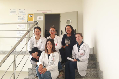 María Jesús Tuñón, catedrática de Fisiología de la ULE, junto con su equipo en las instalaciones del Ibiomed.-EL MUNDO