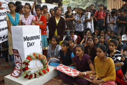 Protestas por la violación en masa de una joven en un autobús en Nueva Delhi en el 2012.-/ AP / AIJAZ RAHI