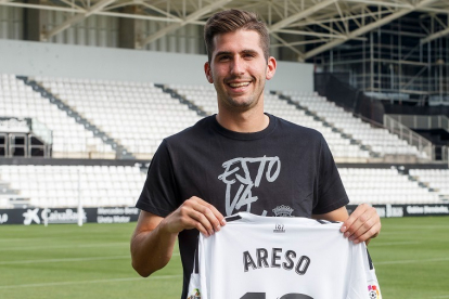 Jesús Areso posa en El Plantío con la camiseta del Burgos CF. SANTI OTERO
