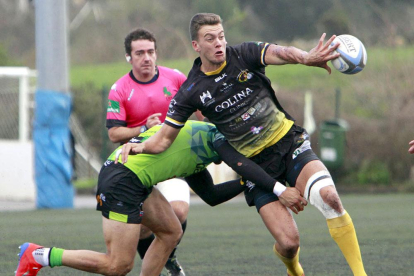 Cronje busca el offload ante la presión de un jugador del Bathco, ayer, en SanRomán.-ECB