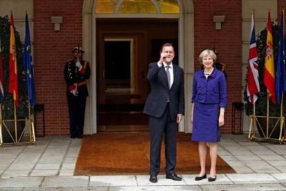 Mariano Rajoy recibe a la primera ministra británica, Theresa May, el 13 de octubre en la Moncloa.-REUTERS / JUAN MEDINA