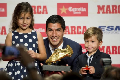Delfina y Benjamín le entregaron la Bota de Oro a Luis Suárez, su padre.-JORDI COTRINA