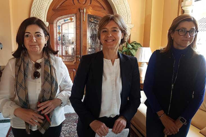 García Tejerina (centro) acompañada por la alcaldesa arandina Raquel González (dcha.) y  la candidata al Congreso, Sandra Moneo (izq.).-L. V.