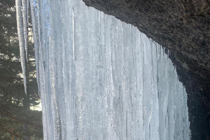 La cortina de hielo de la cueva de Covarnantes en Burgos. AURELIO ANDRÉS