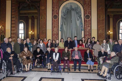 La recepción oficial se celebró en el Salón Rojo del Teatro Principal con la presencia de muchas más mujeres que hombres que han alcanzado el siglo de vida.-SANTI OTERO
