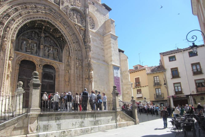 Colas en la iglesia de Santa María de Aranda de Duero-L.V.