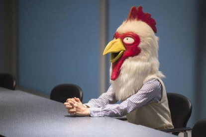 La dibujante Paru Itagaki, con su máscara de gallina, en el Salón del Manga de Barcelona.-JORDI COTRINA