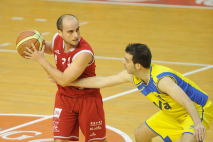 Villaquirán protege el balón.-ISRAEL L. MURILLO