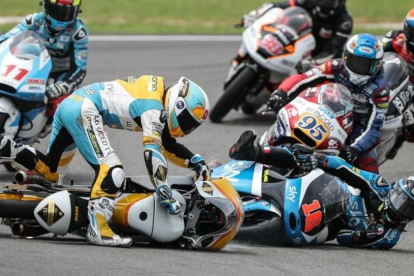 Caida de Juanfran Guevara y Andrea Migno, hoy en los primeros compases del GP de Sepang de Moto3.-ALEJANDRO CERESUELA