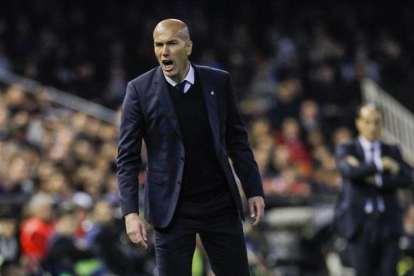 Zinedine Zidane grita durante el partido de Mestalla.-MIGUEL LORENZO
