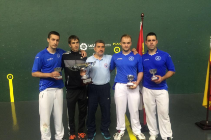 La plantilla de Castilla y León, junto al técnico José Rey, posa con los trofeos conseguidos ayer.-ECB