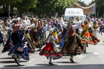 Cabalgata de las peñas, grupos de folclore y casas regionales en la calle Vitoria. FOTOS: © ECB / SANTI OTERO